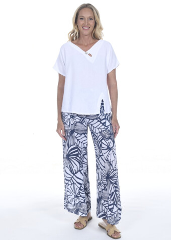 Featuring a long, wide flare from the waist down to the ankle, offering a comfortable and breezy look. 
