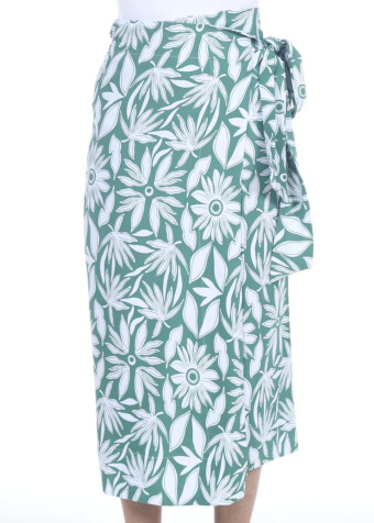 This traditional wrap around sarong style skirt features a keyhole at the waist for an easy and comfortable fit. Shown here with matching crop tank in vintage green rio print.
