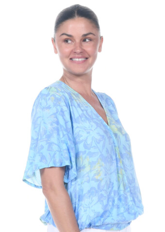 This easy top offers a pretty paring to your favorite pants or skirt.